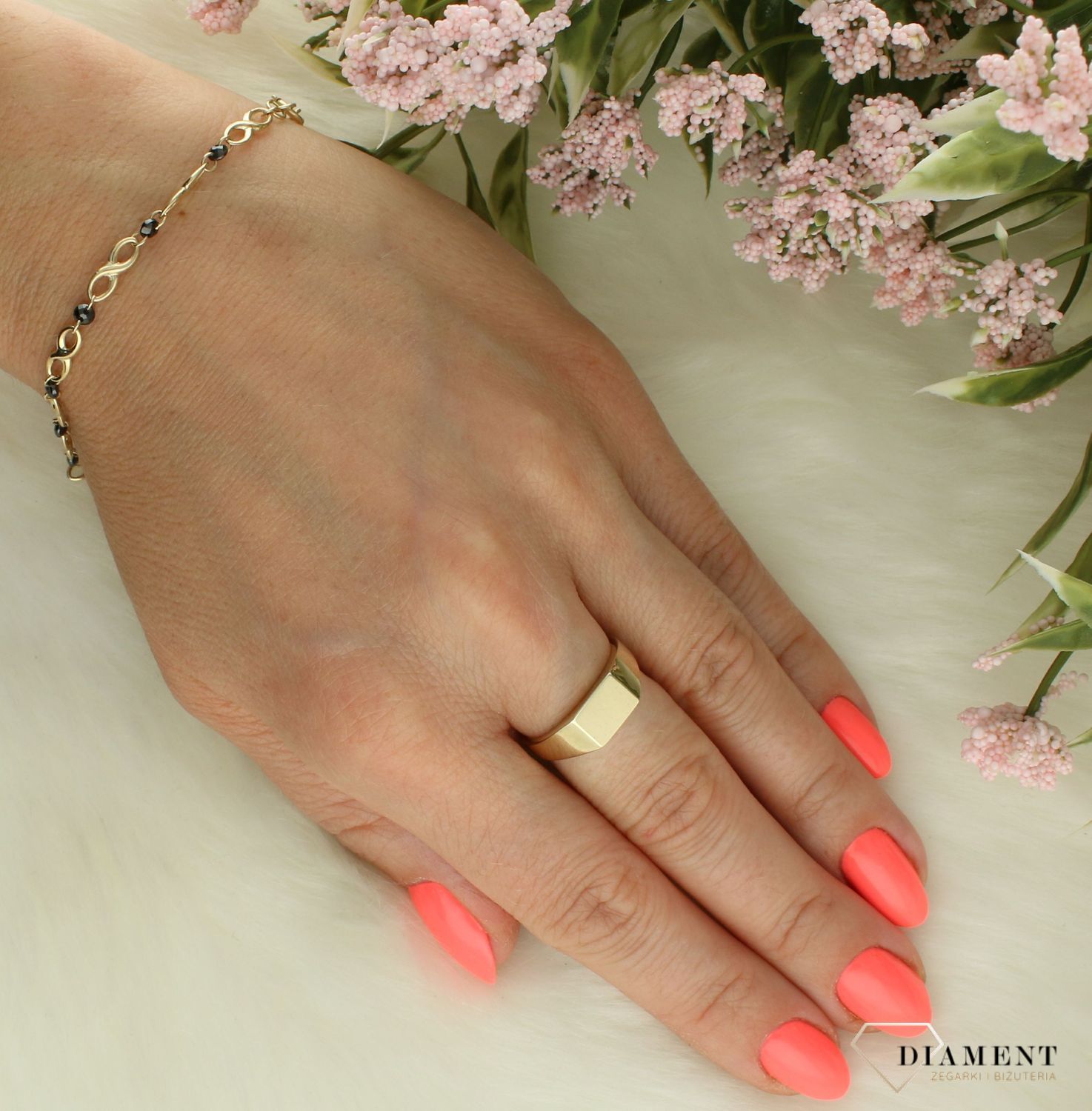 Złoty pierścionek damski 375 w formie sygnetu gładki PI 7069 375. Złoty pierścionek damski. Pierścionek złoty damski o modnym wzorze. Złoty damski pierścionek próby 375. Pierścionek złoty dla kobiety na prezent (2).jpg